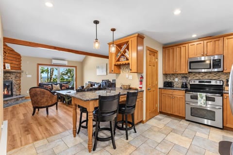 100ft to Slopes! True Ski-In/Out 3BR w/ 3 Baths