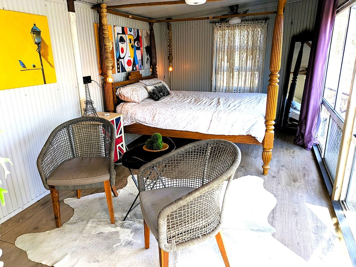 Quirky Home Stay in Apple Tree Creek, Sleeps 2, Garden View