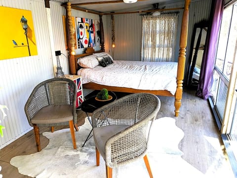 Quirky home stay image 1