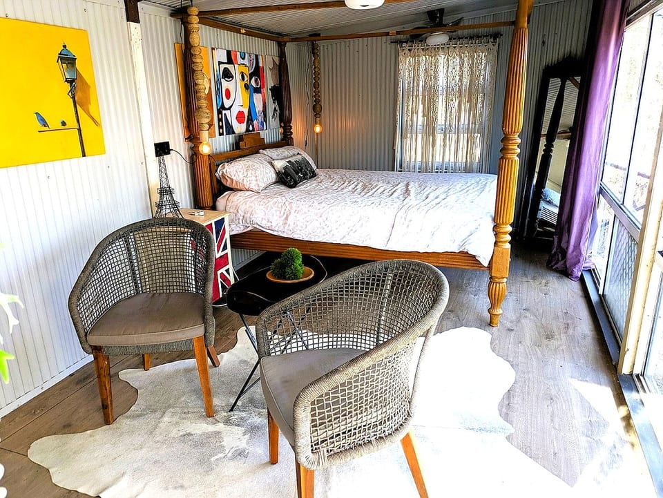 Quirky home stay image 1