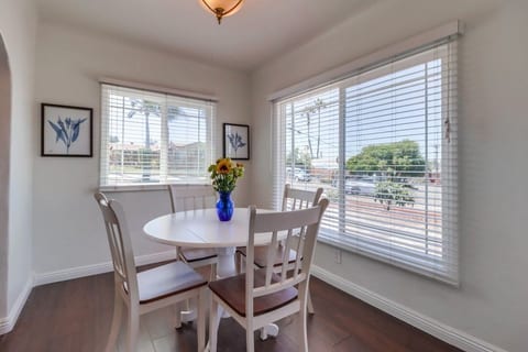 Welcoming Bungalow with 2nd BR/Office & Chef's Kitchen