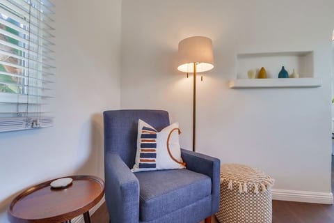 Welcoming Bungalow with 2nd BR/Office & Chef's Kitchen