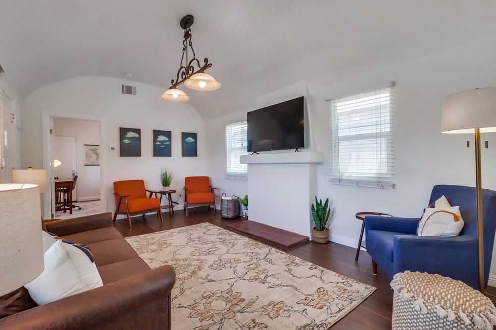 Welcoming Bungalow with 2nd BR/Office & Chef's Kitchen