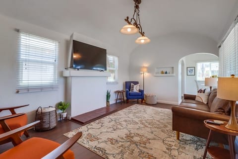 Welcoming Bungalow with 2nd BR/Office & Chef's Kitchen