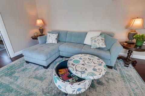 Private, Charming Cottage! Perfect for Long Stays!