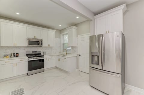 The Euclid House — 6BR Near UChicago & Hospitals