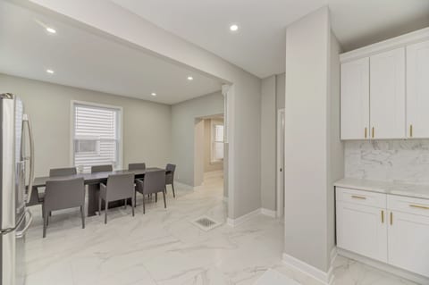 The Euclid House — 6BR Near UChicago & Hospitals