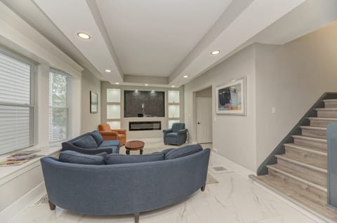The Euclid House — 6BR Near UChicago & Hospitals