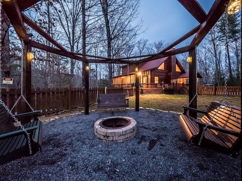 Mountain Hideaway, Downtown, Hot tub, Fenced yard!