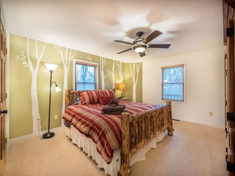 Mountain Hideaway, Downtown, Hot tub, Fenced yard!