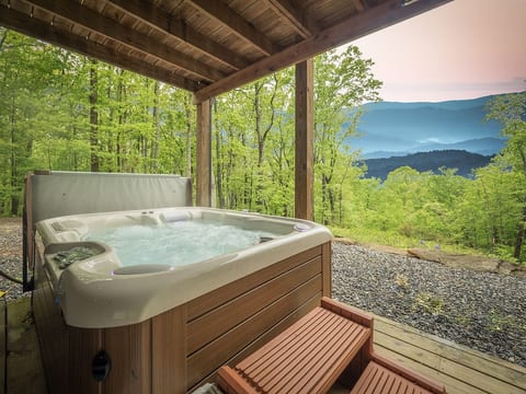 Huckleberry Cabin | 2 King rooms + 1 Q | Mtn Views