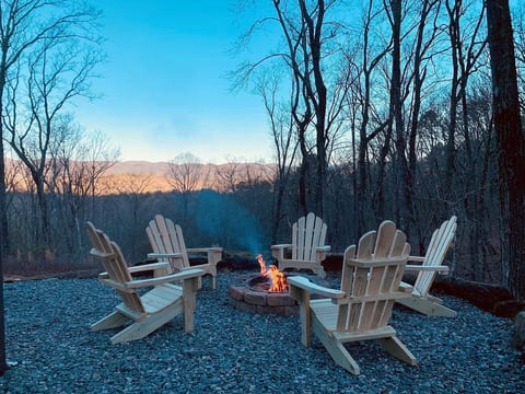 Huckleberry Cabin | 2 King rooms + 1 Q | Mtn Views
