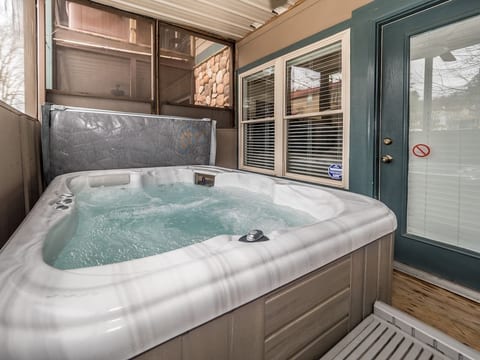 Das Tulip | Walk to Helen | 2 King Suites, Hot Tub