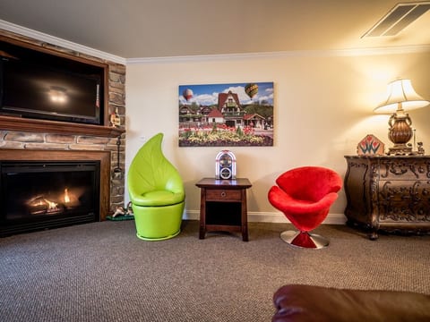 Das Tulip | Walk to Helen | 2 King Suites, Hot Tub