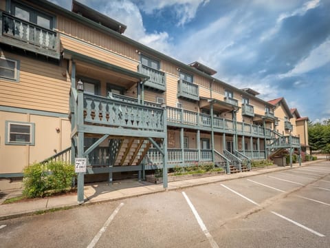 Das Tulip | Walk to Helen | 2 King Suites, Hot Tub