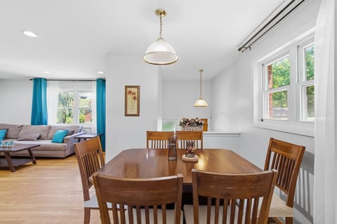Spacious 5-bedroom house in Silver Spring with AC Near DC & Metro