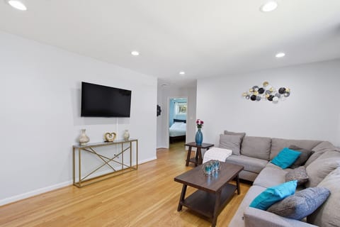 Spacious 5-bedroom house in Silver Spring with AC Near DC & Metro