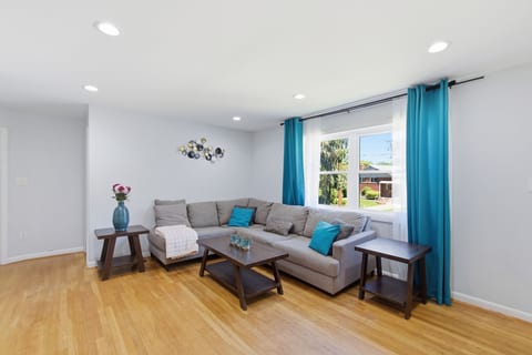 Spacious 5-bedroom house in Silver Spring with AC Near DC & Metro