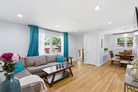 Spacious 5-bedroom house in Silver Spring with AC Near DC & Metro