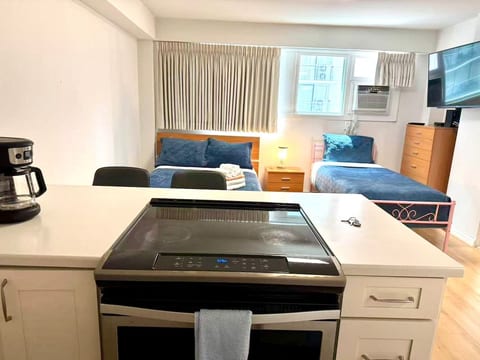 Value Stay Waikiki Studio Kitchen/Beach/Wifi 301 image 5