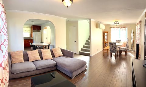 Large 3 bedroom beach/Parking/Waikiki/Kitchen 3031 image 1