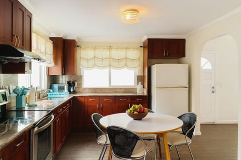 Large 3 bedroom beach/Parking/Waikiki/Kitchen 3031 image 4