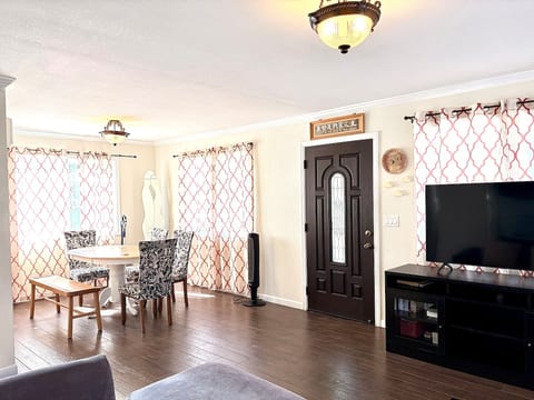 Large 3 bedroom beach/Parking/Waikiki/Kitchen 3031 image 3