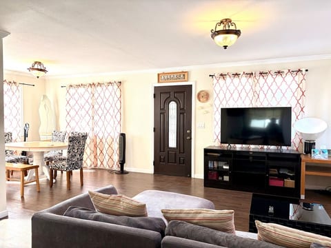 Large 3 bedroom beach/Parking/Waikiki/Kitchen 3031 image 2