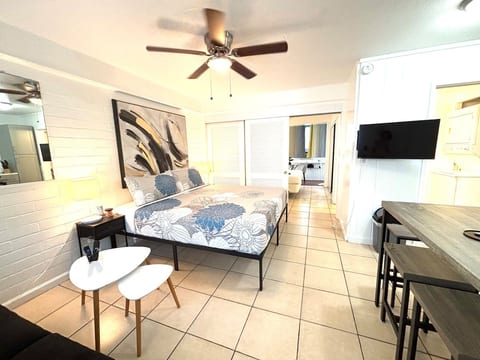 1-bedroom Center of Waikiki Kitchen WiFi Beach 215 image 1