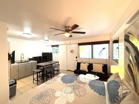 1-bedroom Center of Waikiki Kitchen WiFi Beach 215 image 3
