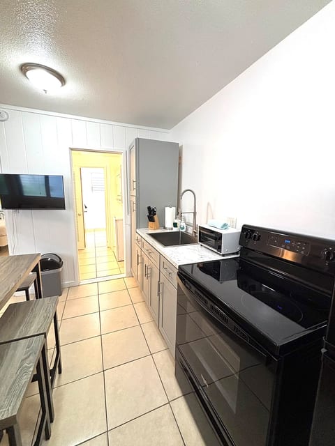 1-bedroom Center of Waikiki Kitchen WiFi Beach 215 image 5