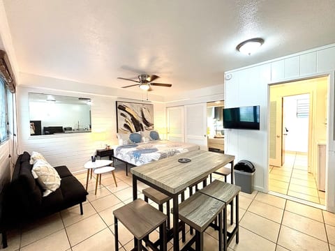 1-bedroom Center of Waikiki Kitchen WiFi Beach 215 image 4