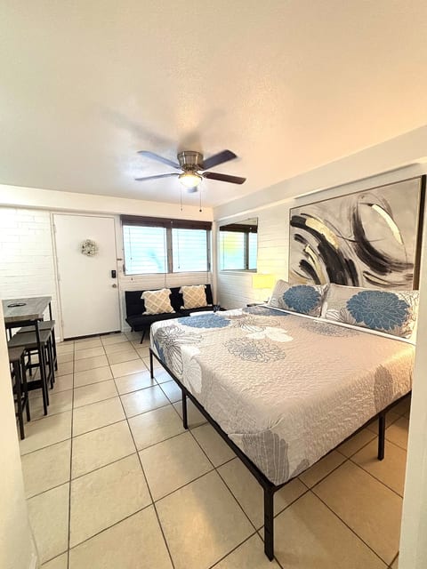 1-bedroom Center of Waikiki Kitchen WiFi Beach 215 image 2