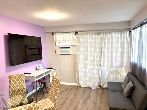 1-Bedroom Center Waikiki beach WIFI Kitchen 107 image 2