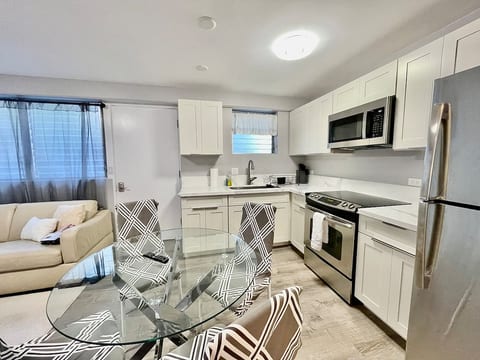 1-Bedroom Center Waikiki beach WIFI Kitchen 107 image 3