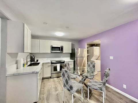 1-Bedroom Center Waikiki beach WIFI Kitchen 107 image 5