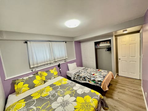 1-Bedroom Center Waikiki beach WIFI Kitchen 107 image 4