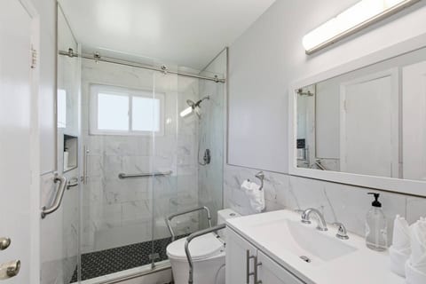 Silver Spring 5BR near DC Sleeps 12