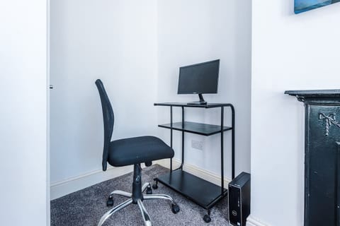 2 Bed House | Rochdale | Free Parking | Workspace