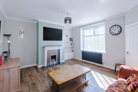 2 Bed House | Rochdale | Free Parking | Workspace