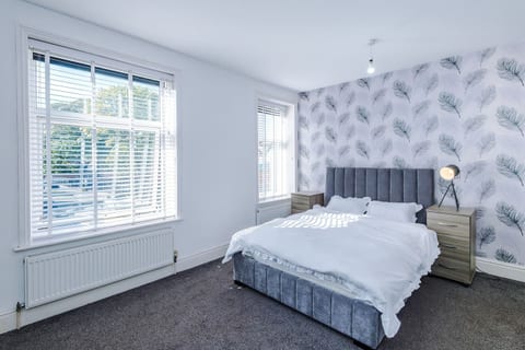 2 Bed House | Rochdale | Free Parking | Workspace