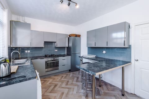 2 Bed House | Rochdale | Free Parking | Workspace