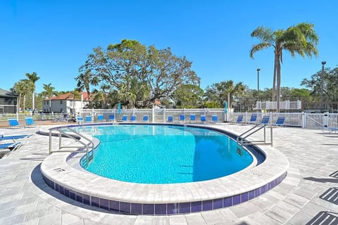 Luxury 2BR/2BA Condo Minutes from Beaches & IMG image 5