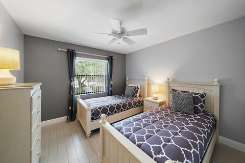 Luxury 2BR/2BA Condo Minutes from Beaches & IMG image 4