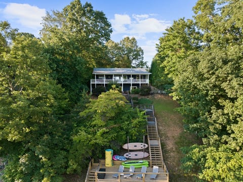 Private wooded cabin with porch, large deck, and peaceful outdoor retreat