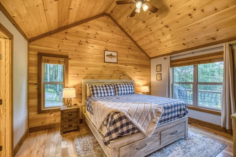 First floor bedroom master has en-suite bathroom attached. King bed with Mountain View’s, flat screen TV and outlets for charging your devices. Comfortable linens complete the space