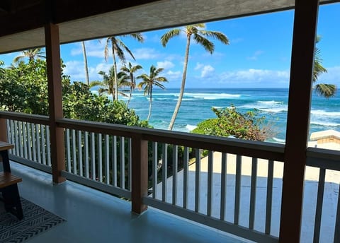 Covered lanai overlooking the beach and North Shore ocean.
