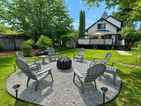 Charming Farmhouse • Hot Tub & Mountain Views image 2