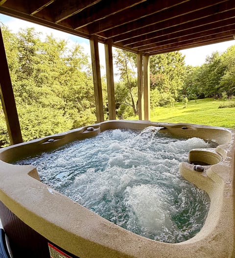 HotTub -Basement Porch