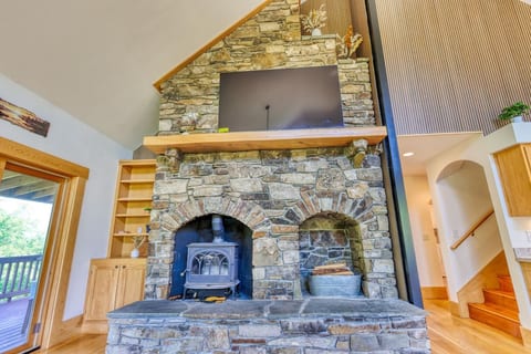 Peaceful Luxury Cabin w/Hot Tub & Views image 5